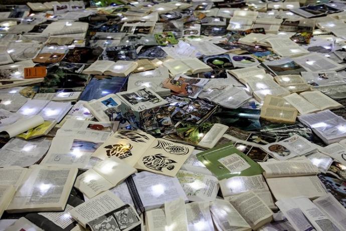 Trafikte Araç Yerine Kitapların Akmasını Sağlayan Nuit Blanche (Beyaz Gece) Sanat Festivali