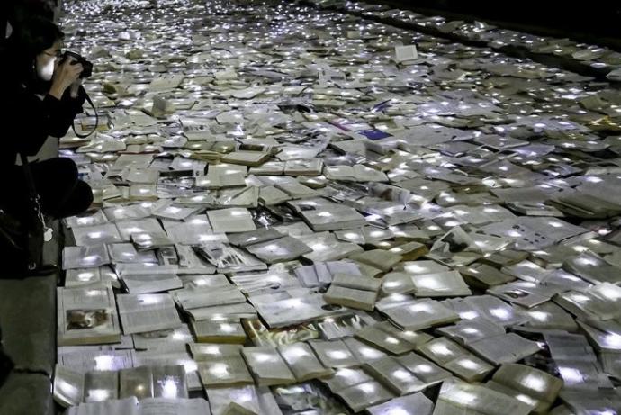 Trafikte Araç Yerine Kitapların Akmasını Sağlayan Nuit Blanche (Beyaz Gece) Sanat Festivali