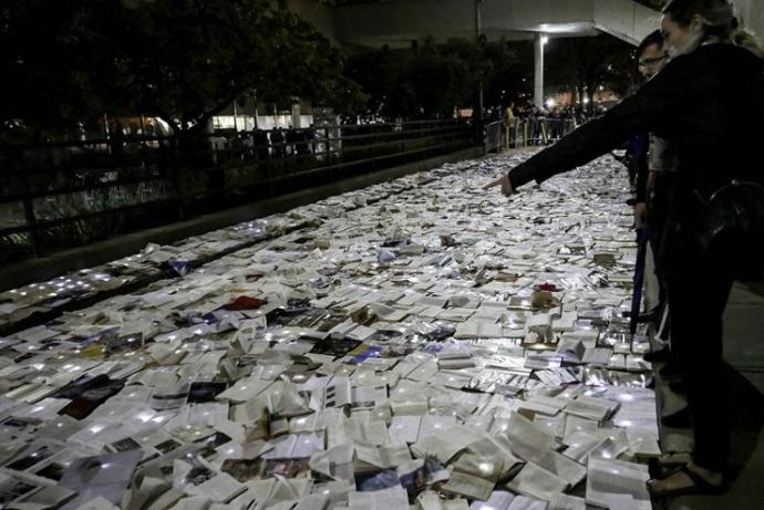 Trafikte Araç Yerine Kitapların Akmasını Sağlayan Nuit Blanche (Beyaz Gece) Sanat Festivali