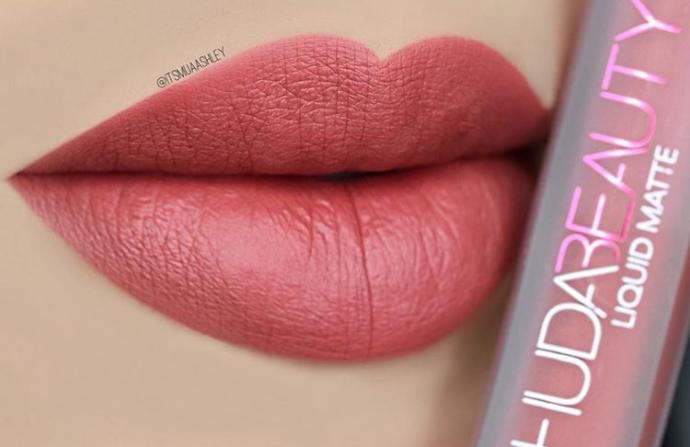 En Güzel Dudaklara Sahip Kadın İle Tanışın!