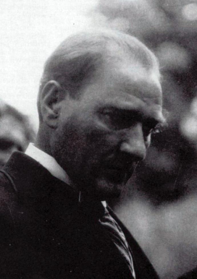 Deniz Gözlü Yüce Önder 