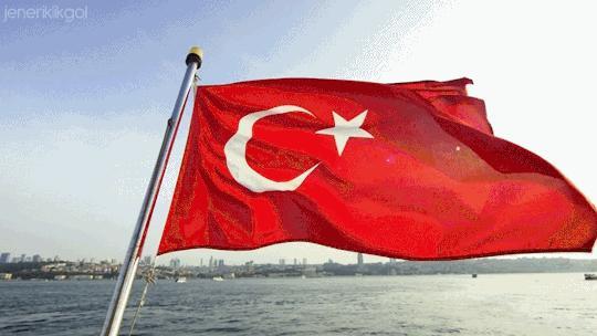 Uğruna Ölmeyeceğiniz Bayrağın Altında Yaşamayın!