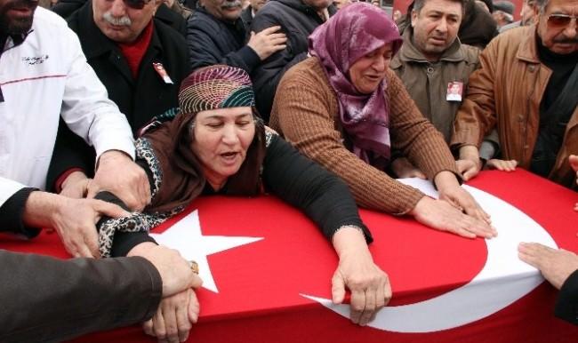 Uğruna Ölmeyeceğiniz Bayrağın Altında Yaşamayın!
