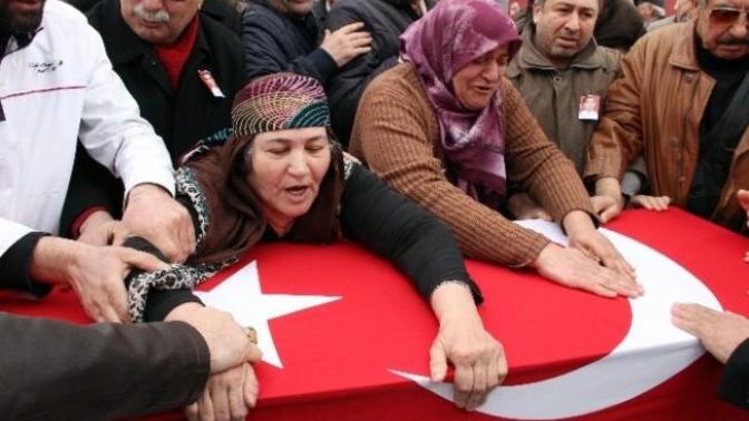 Uğruna Ölmeyeceğiniz Bayrağın Altında Yaşamayın!