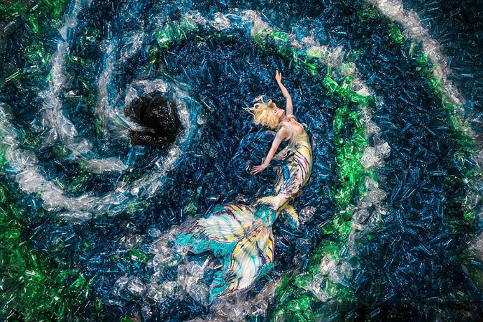 Bir İnsanın Bir Ömür Boyunca Yalnızca Plastik Kullanarak Doğaya Verdiği Zararı Gösteren Fotoğraflar