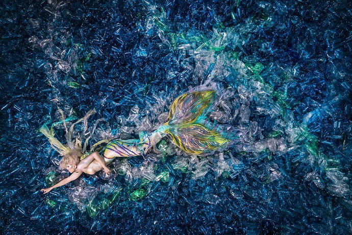Bir İnsanın Bir Ömür Boyunca Yalnızca Plastik Kullanarak Doğaya Verdiği Zararı Gösteren Fotoğraflar