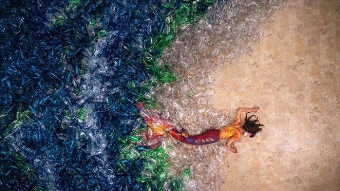 Bir İnsanın Bir Ömür Boyunca Yalnızca Plastik Kullanarak Doğaya Verdiği Zararı Gösteren Fotoğraflar