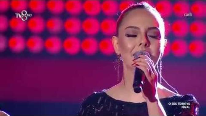 Ebru Gündeş'in Ciğerimizi Sökmeye Niyetli Olduğu, Ses Konusunda Çıtayı Arşa Çıkardığı Canlı Performansları