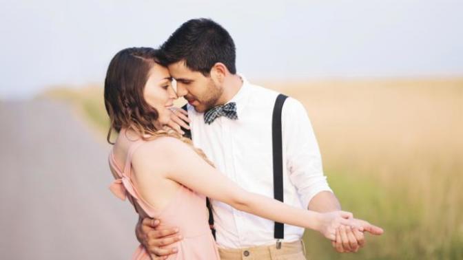 Bir İnsanın Size Abayı Yaktığına İşaret 7 Aşk Kıvılcımı!