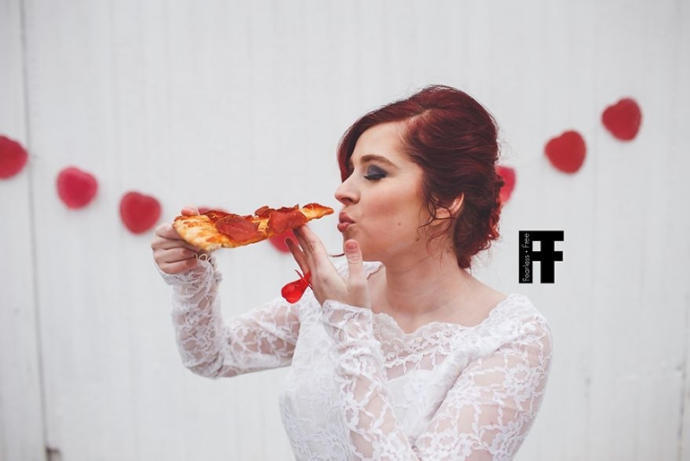 Sonunda Bu da Oldu, Bir Kadın Pizza ile Evlendi