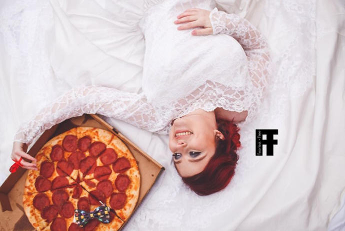 Sonunda Bu da Oldu, Bir Kadın Pizza ile Evlendi