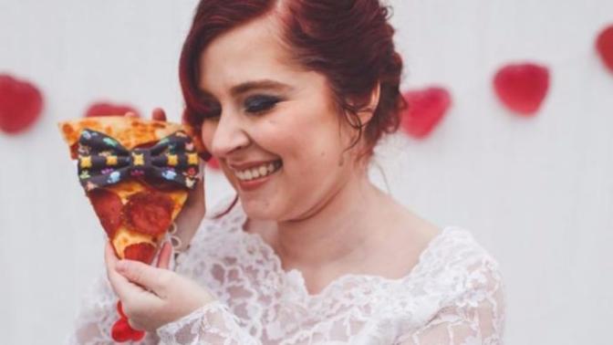 Sonunda Bu da Oldu, Bir Kadın Pizza ile Evlendi