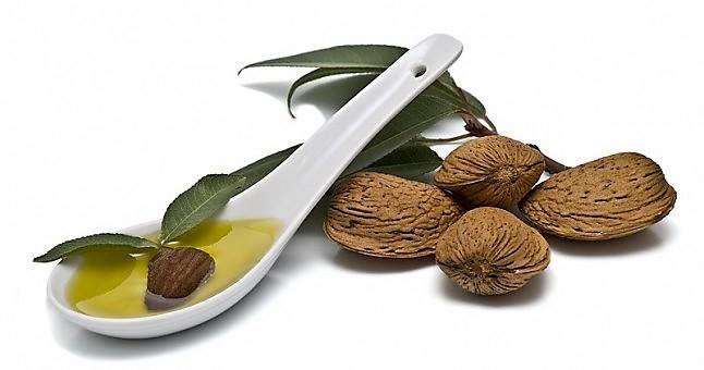 Daha Uzun ve Bakımlı Kirpikler İçin Badem Yağı