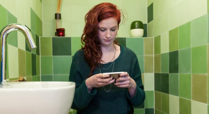 Ev Halkını Çileden Çıkartmak İçin Bir Yöntem Daha Keşfettik! Tuvalette Telefon İle Uğraşmak