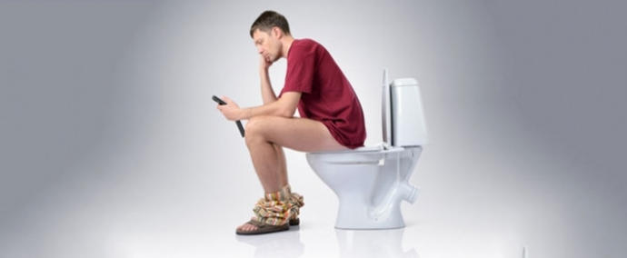 Ev Halkını Çileden Çıkartmak İçin Bir Yöntem Daha Keşfettik! Tuvalette Telefon İle Uğraşmak