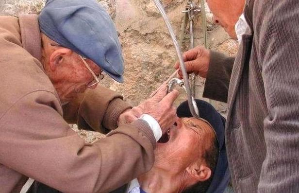 Dişiniz mi Ağrıyor? Hadi Gelin Şuradaki Seyyar Dişçide Çektirelim