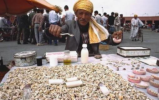 Dişiniz mi Ağrıyor? Hadi Gelin Şuradaki Seyyar Dişçide Çektirelim