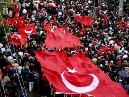Bir Siyaset Uğruna Parçalanmayalım !