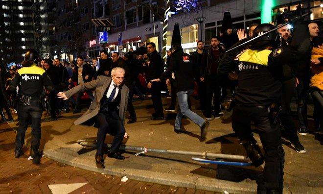 Hollanda ''Türklere Yaptığı Eylemler'' Sonucunda, Kendi Anayasasını Çiğnemiştir!