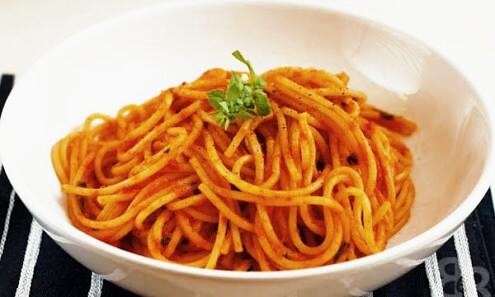 Makarna Yemeye Mahkum Öğrenciler İçin Farklı Bir Lezzet: Paprika Soslu Spagetti
