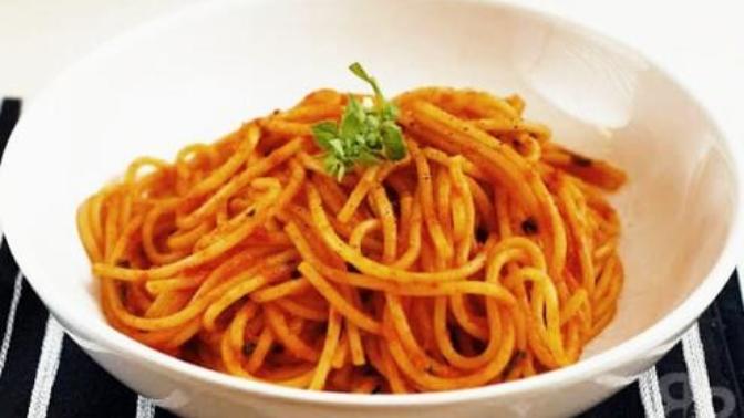 Makarna Yemeye Mahkum Öğrenciler İçin Farklı Bir Lezzet: Paprika Soslu Spagetti