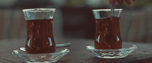 Gelin Bir Çay Demleyin, Sorunlarımız Uçuversin!