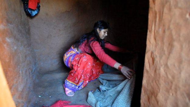 Nepal'de Regl Olan Kadınları Tecrit Ederek Doğal Felaketlerin Önüne Geçme İbadeti