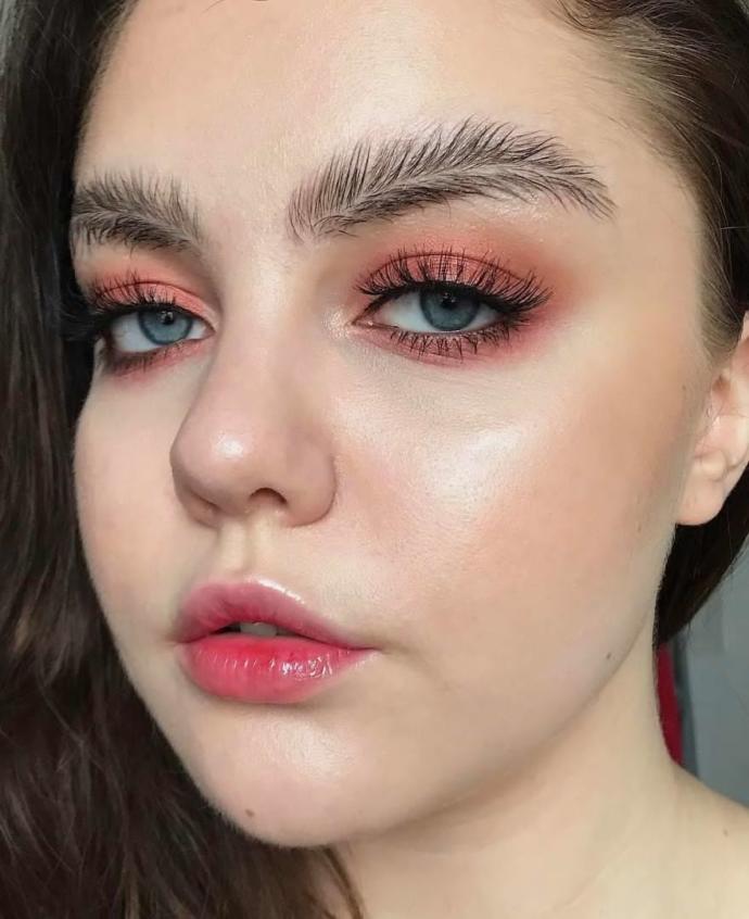 Bu Yeni Trend ile Bakışlarınız Herkesi Kuş Olup Uçuracak: Tüy Havası Verilmiş Kaşlar