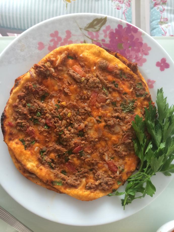 Sofraların Vazgeçilmez Lezzeti Lahmacun Tarifi!