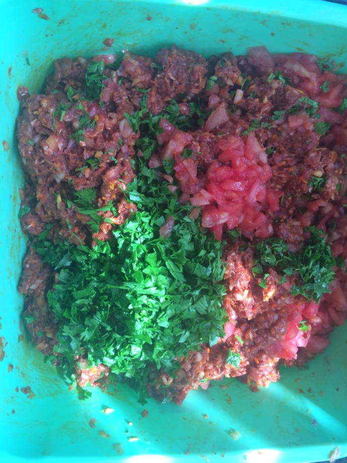 Sofraların Vazgeçilmez Lezzeti Lahmacun Tarifi!