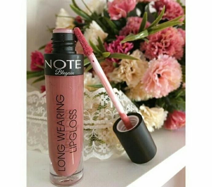 Bu Yazın Modası Parlak Rujlar: İşte Dudaklarınızı Yıldız Gibi Parlatacak Lip Glosslar!