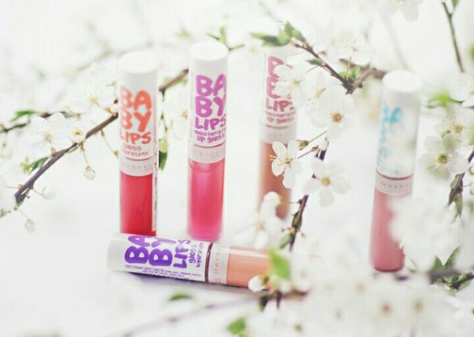 Bu Yazın Modası Parlak Rujlar: İşte Dudaklarınızı Yıldız Gibi Parlatacak Lip Glosslar!