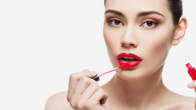 Bu Yazın Modası Parlak Rujlar: İşte Dudaklarınızı Yıldız Gibi Parlatacak Lip Glosslar!