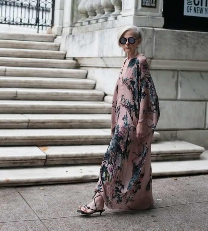 63 Yaşında Moda İkonu Olan Kadın Tarzıyla Hayran Bırakıyor!