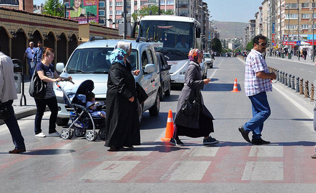 Toplumda Çok Kez Yapılan Ancak Adaba Uygun Olmadığı Pek Bilinmeyen Bazı Davranışlar
