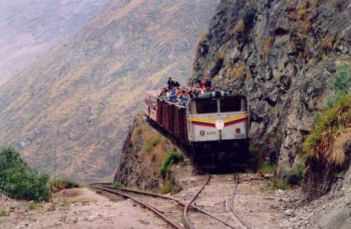 Nefesinizi Tutarak Bakacağınız Dünyanın En Tehlikeli Yolları