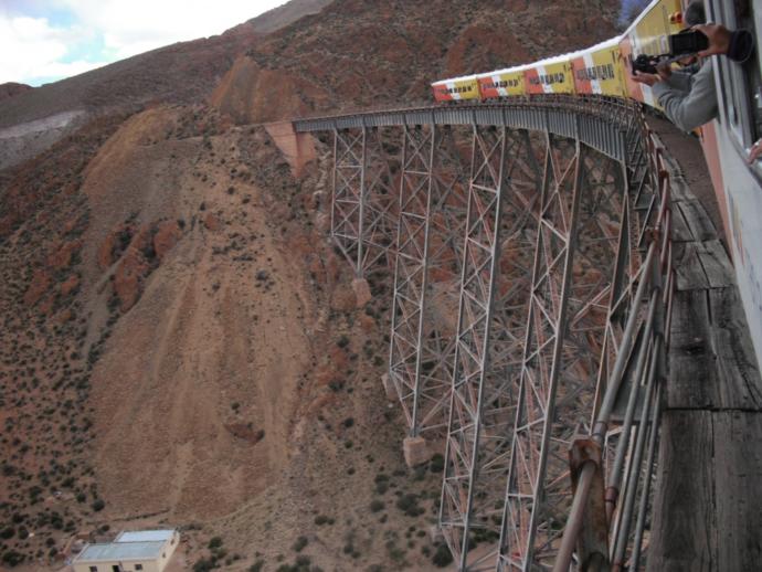 Nefesinizi Tutarak Bakacağınız Dünyanın En Tehlikeli Yolları