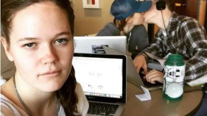 İlişkide Üçüncü Tekerlek Olmaktan Bıkan Genç Kızın Dramı