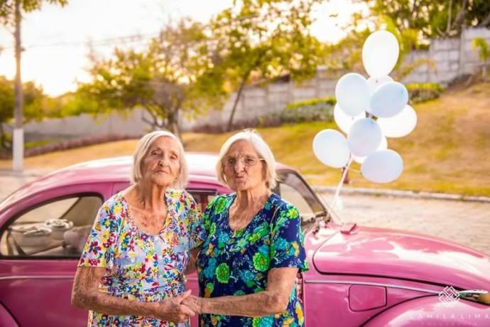 100. Doğum Günlerini Rengarenk Fotoğraflar Eşliğinde Kutlayan İkiz Kadınlar