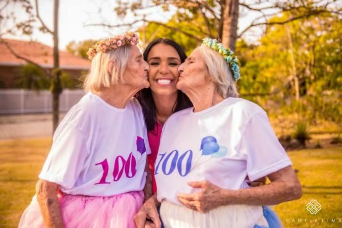 100. Doğum Günlerini Rengarenk Fotoğraflar Eşliğinde Kutlayan İkiz Kadınlar