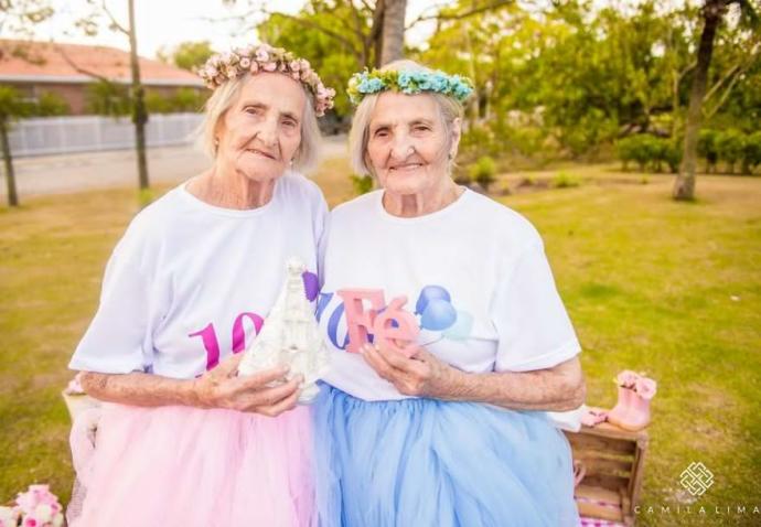 100. Doğum Günlerini Rengarenk Fotoğraflar Eşliğinde Kutlayan İkiz Kadınlar