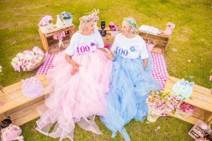100. Doğum Günlerini Rengarenk Fotoğraflar Eşliğinde Kutlayan İkiz Kadınlar