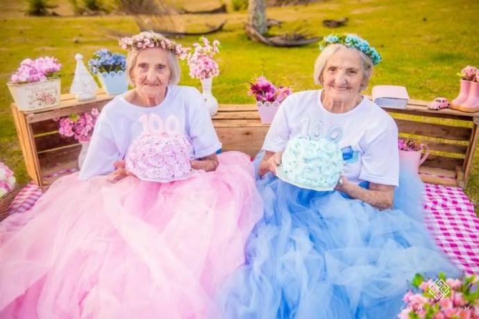 100. Doğum Günlerini Rengarenk Fotoğraflar Eşliğinde Kutlayan İkiz Kadınlar