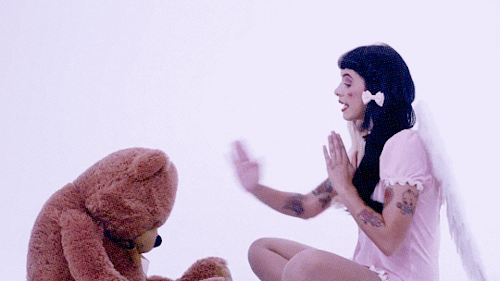 Melanie Martinez'in En Anlamlı Şarkı Sözleri!