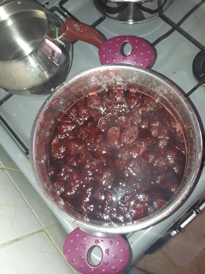 Evde Mis Kokulu Çileklerle Reçel Yapmaya Var mısınız?