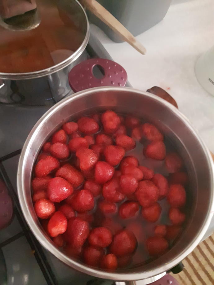 Evde Mis Kokulu Çileklerle Reçel Yapmaya Var mısınız?
