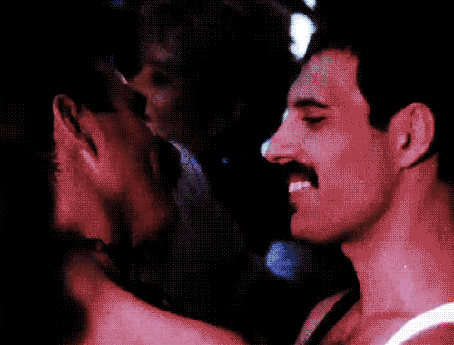 Aykırı Kişiliği ile Gönüllere Kazınan Freddy Mercury ve Sevgilisinin Bilinmeyen Yönlerini Ortaya Çıkaran Fotoğrafları