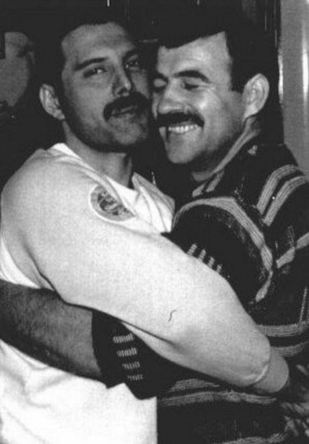 Aykırı Kişiliği ile Gönüllere Kazınan Freddy Mercury ve Sevgilisinin Bilinmeyen Yönlerini Ortaya Çıkaran Fotoğrafları