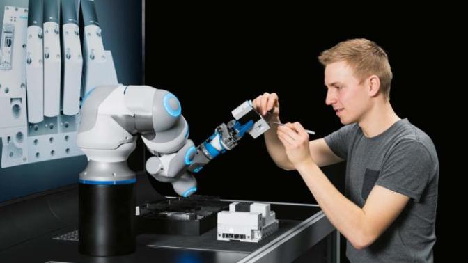 Robot Kolu Olan "BionicCobot" Yardımcı El Asistanı İcat Edildi