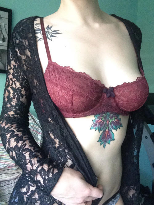 Bikini Giydiğinizde Sizi Onlarca Kat Daha Güzel ve Çekici Gösterecek Göğüs Altı Dövmeleri!